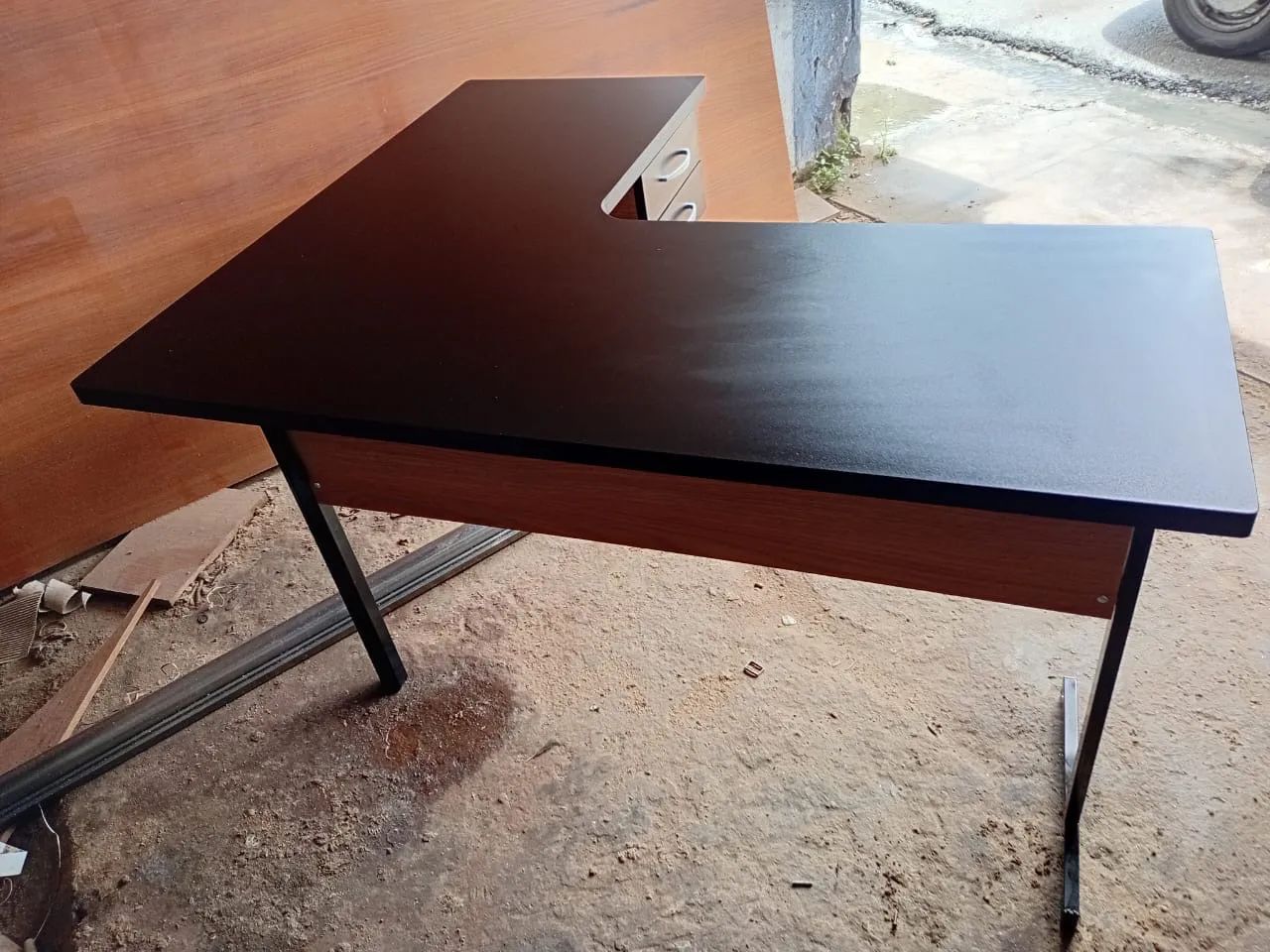 Produto novo, mesa em L preta e madeirada, frete grátis  - Foto 2