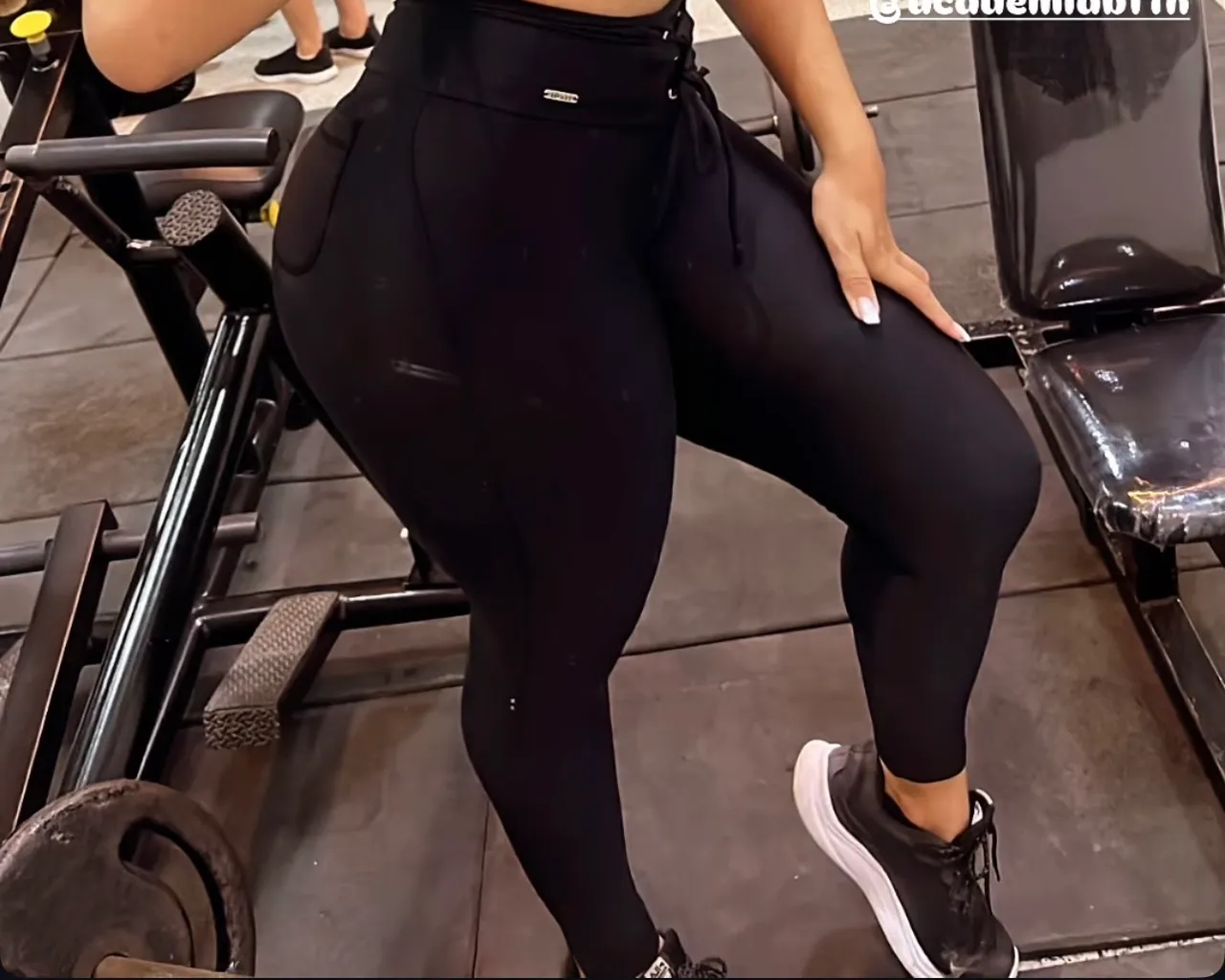 Calça na marca LINE4D
