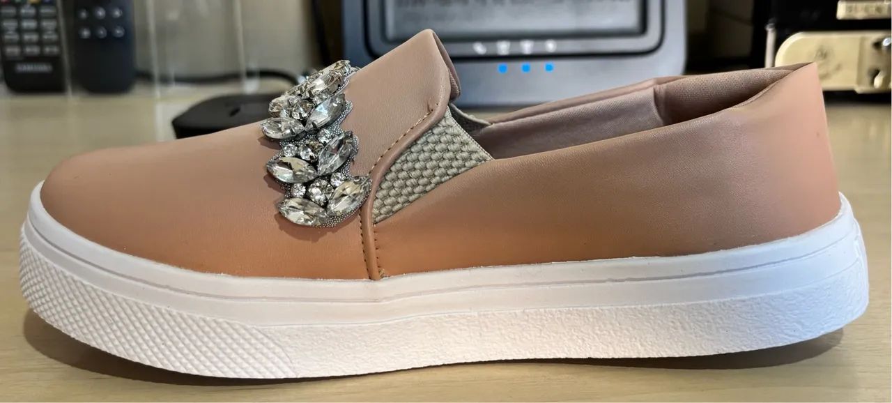 Tênis Slip On com pedrarias - Foto 4