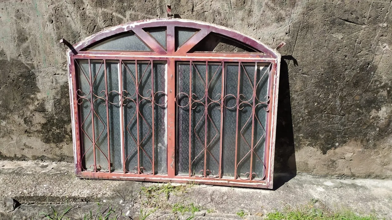 Janela de Ferro com Grade