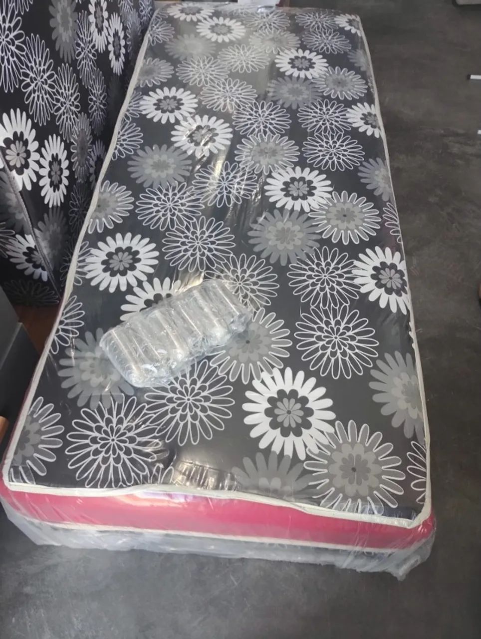 CAMA SOLTEIRO DE ESPUMA NOVA R$350 ENTREGA GRÁTIS - Foto 4