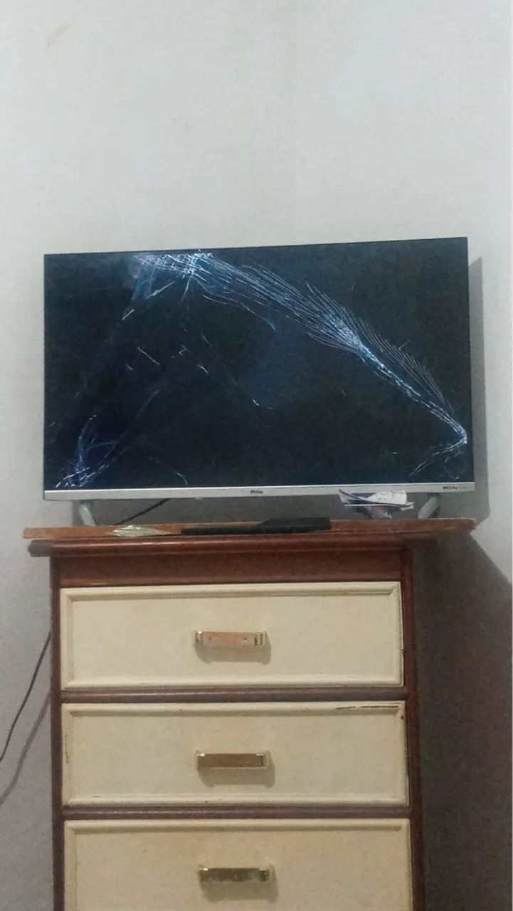 TV Philco com tela danificada