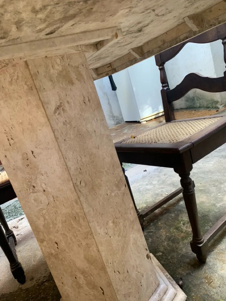 Mesa de Jantar em Mármore grosso com cadeiras em palhinha  - Foto 3