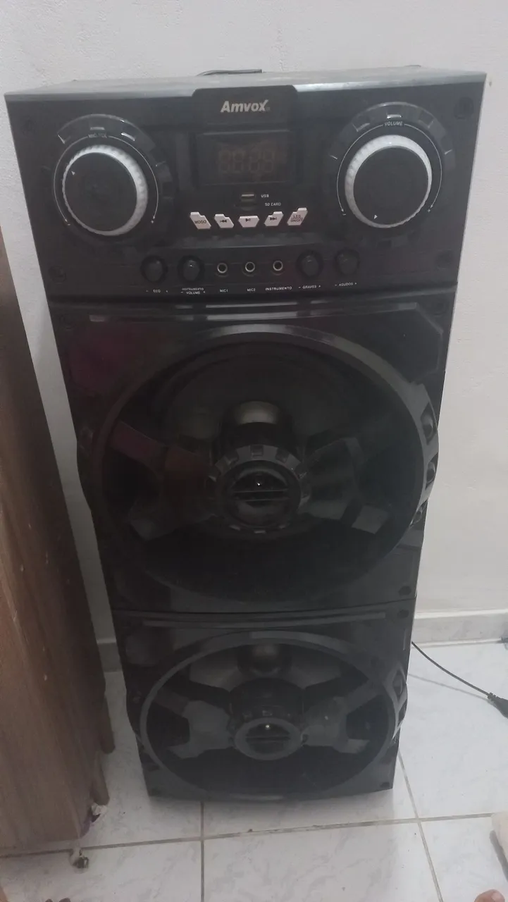 Caixa de Som Amvox Potente e com Design Moderno