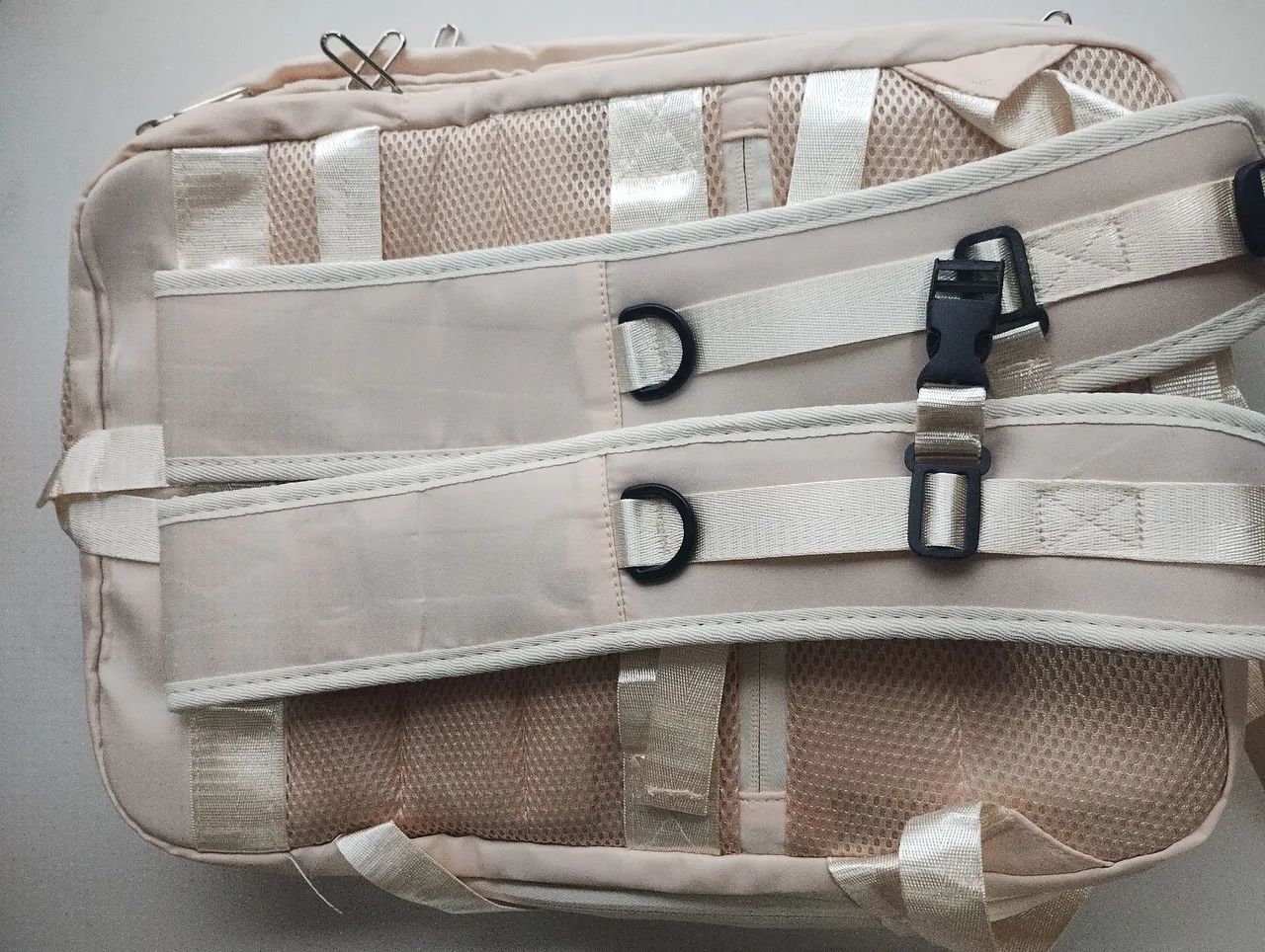 Kit com 2 mochilas -Mochila Bege com Detalhes Modernos - Foto 4