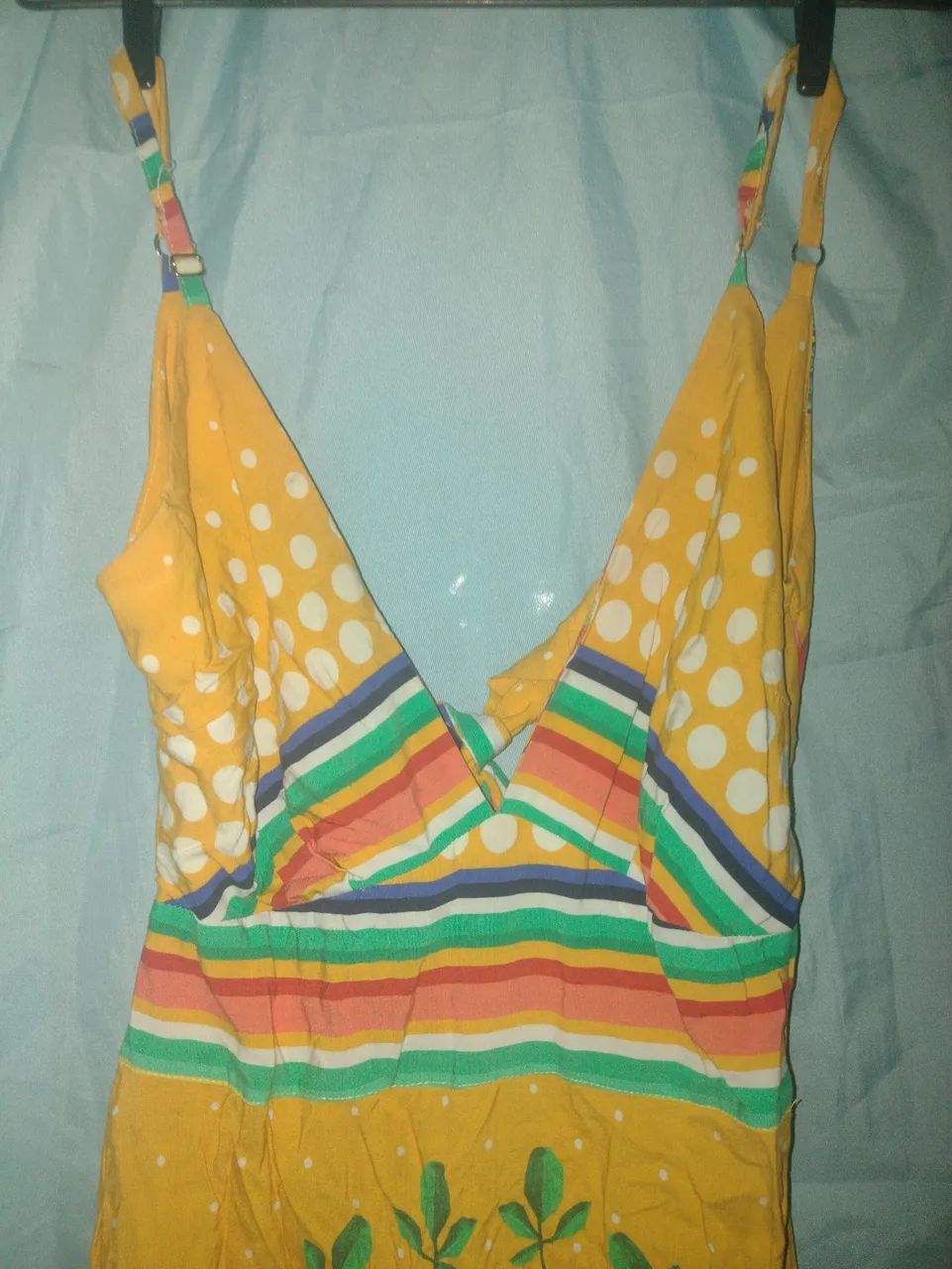 Vestido amarelo com estampa de araras - Foto 3