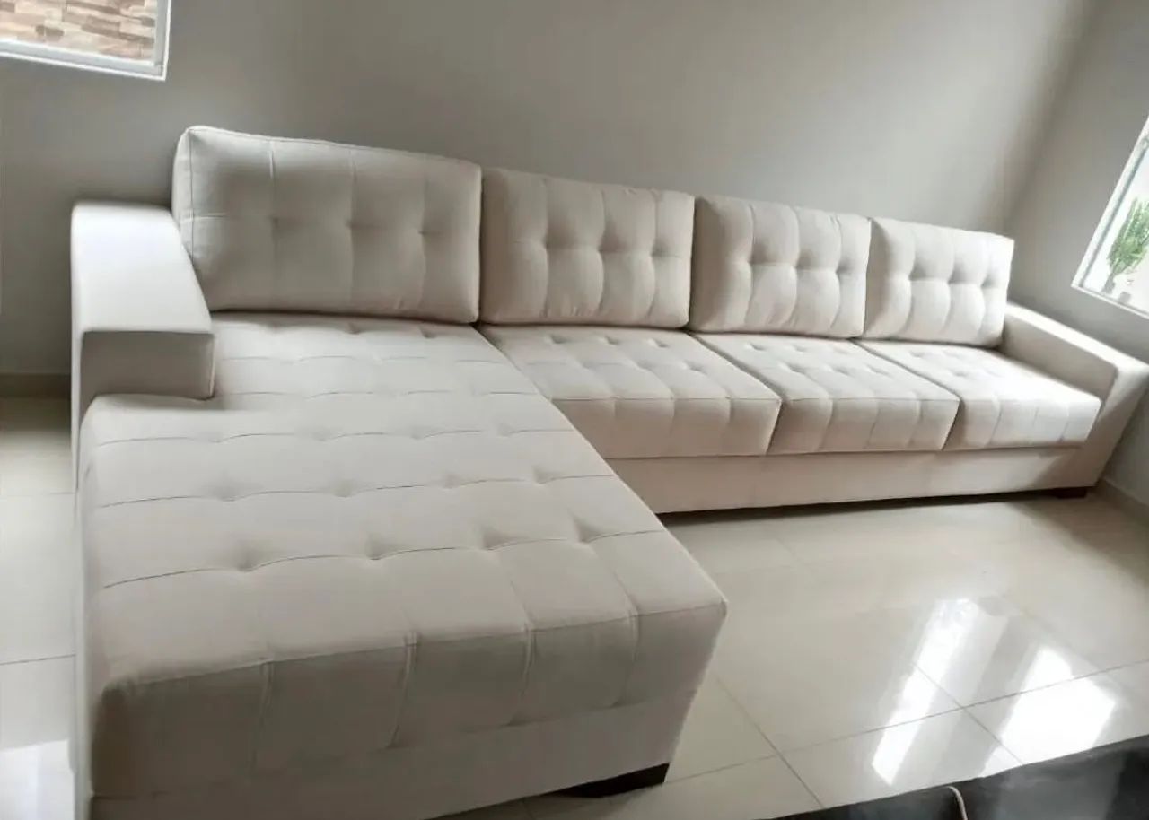 Sofá três lugares modelo chaise - disponível 