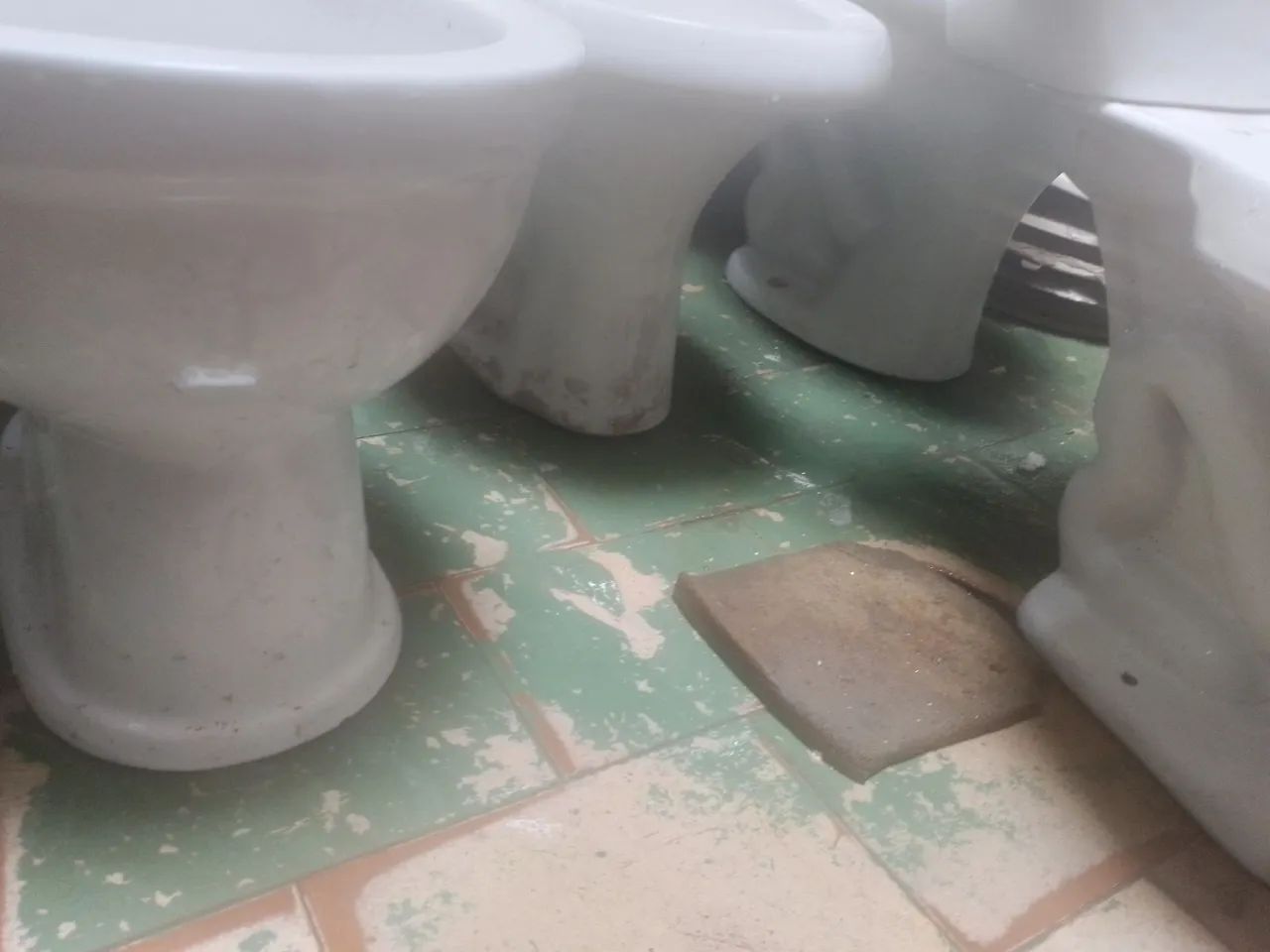 Vaso sanitário acoplado sem as conexões de dentro da caixa e sem tampa,110$ cada.