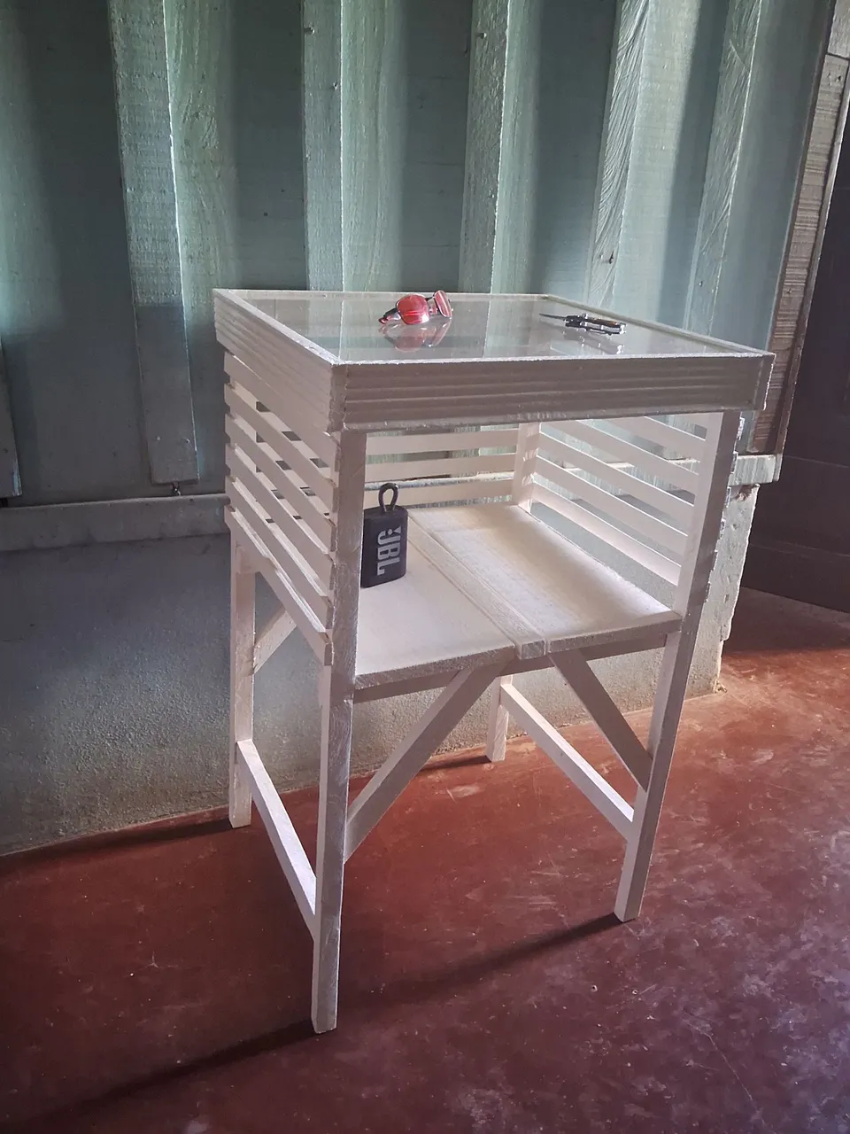 Mesa Lateral Artesanal Branca com Design Único