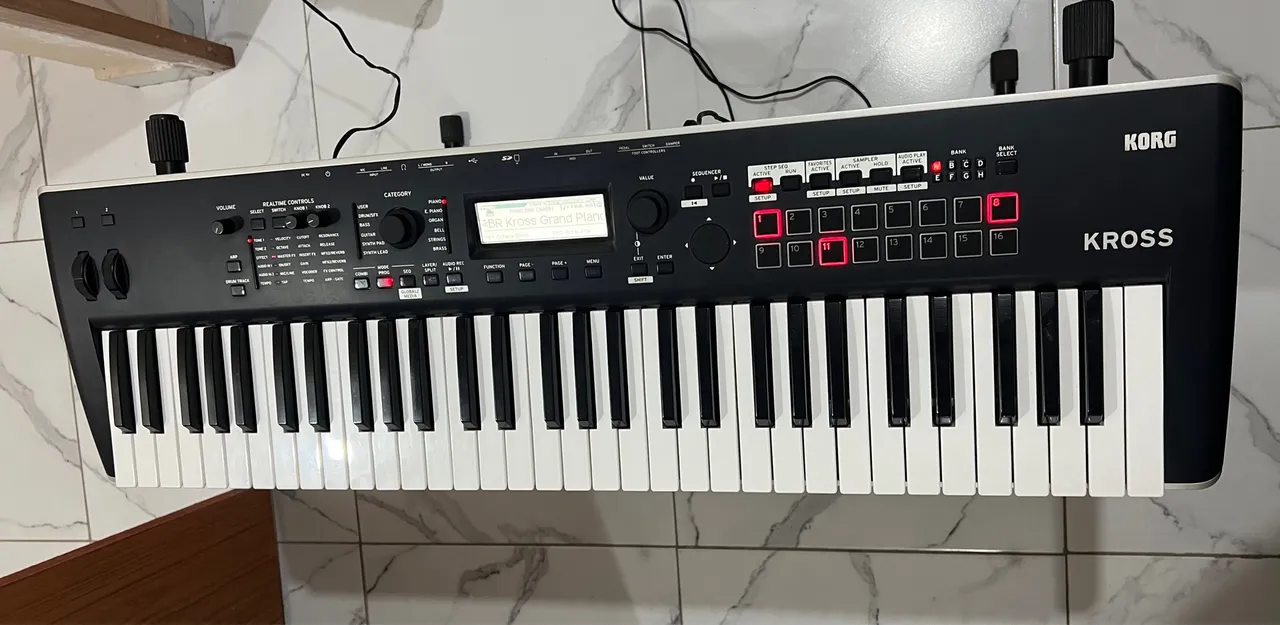Kit completo: Teclado Korg Kross 61 teclas, Pedal Sustain, dois suportes e capa