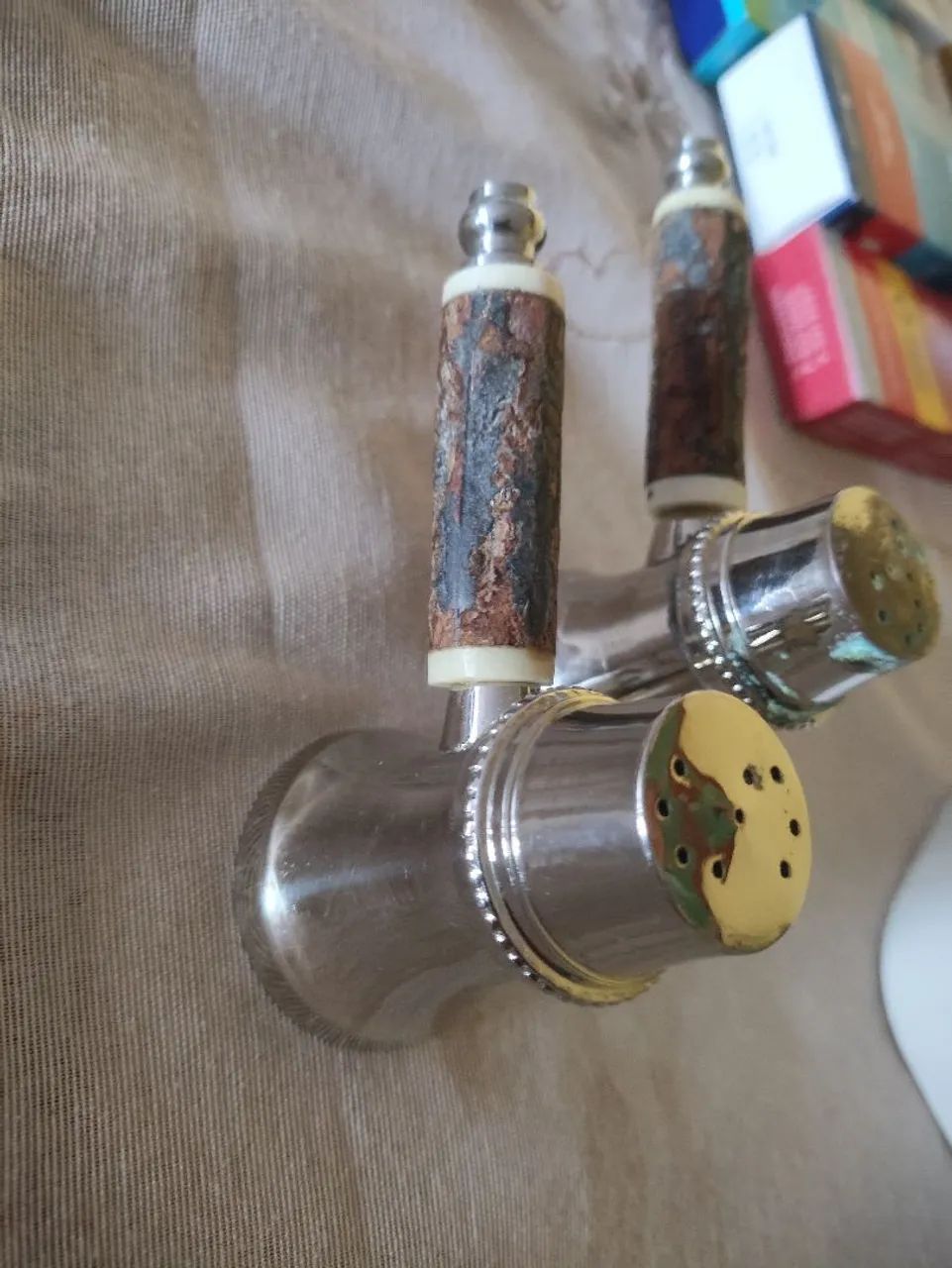 Saleiro e Pimenteiro com Cabo de Madeira Rústico - Foto 3