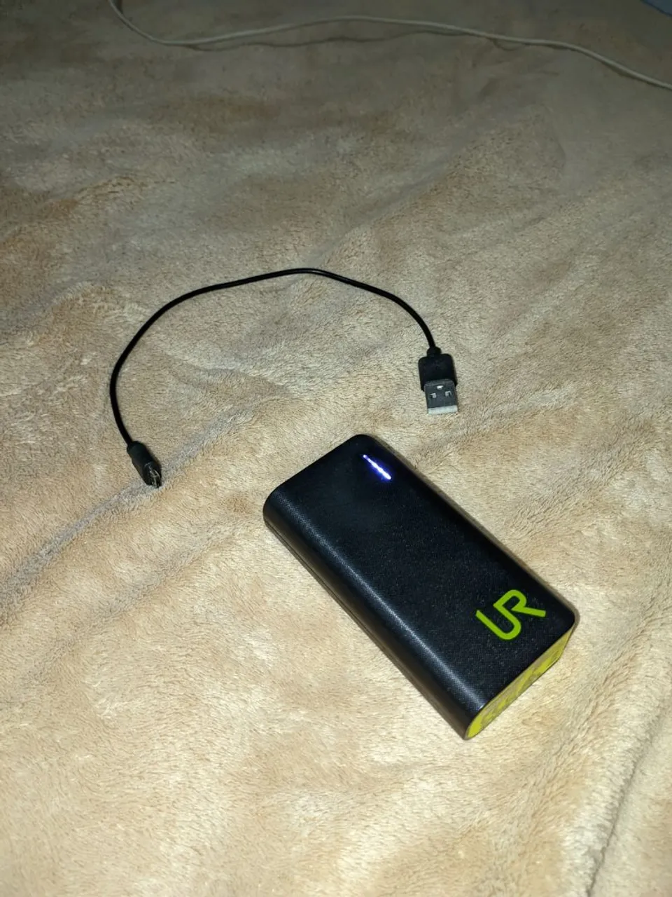 PowerBank Trust 4400 mAh - Lanterna + Cabo Micro USB