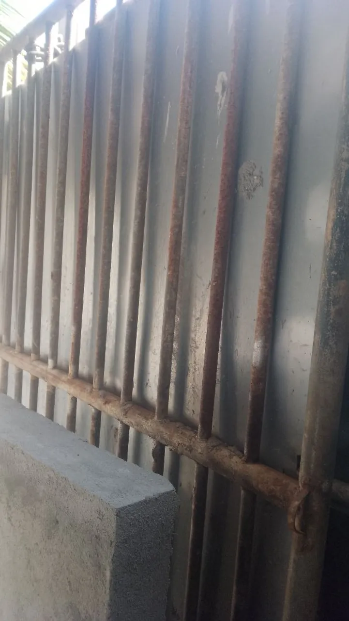 Portão de Ferro com chapa de inox