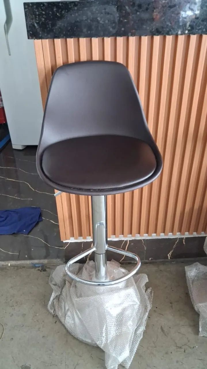 Banqueta Alta Vermelha com Base Cromada