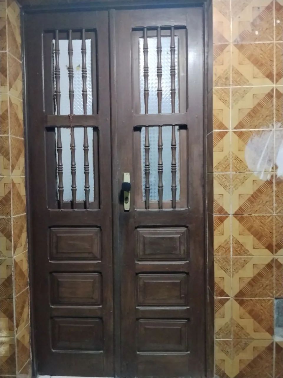 Porta e janela em bom estado de conservação 