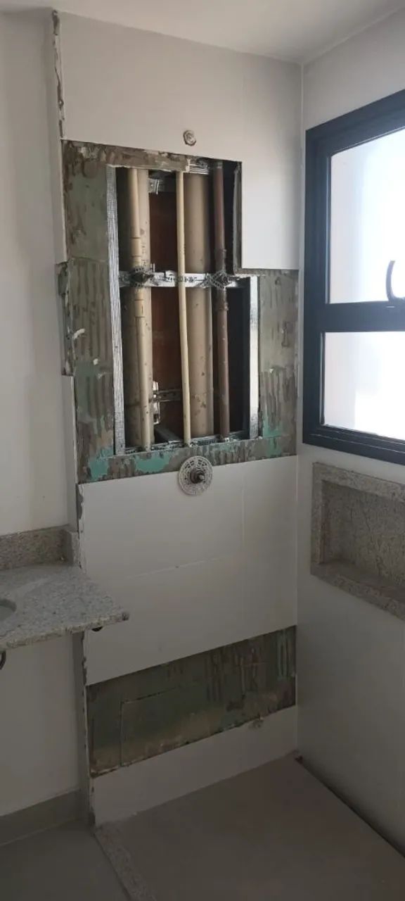PRECISA DE   PEDREIRO AZULEJISTA 
