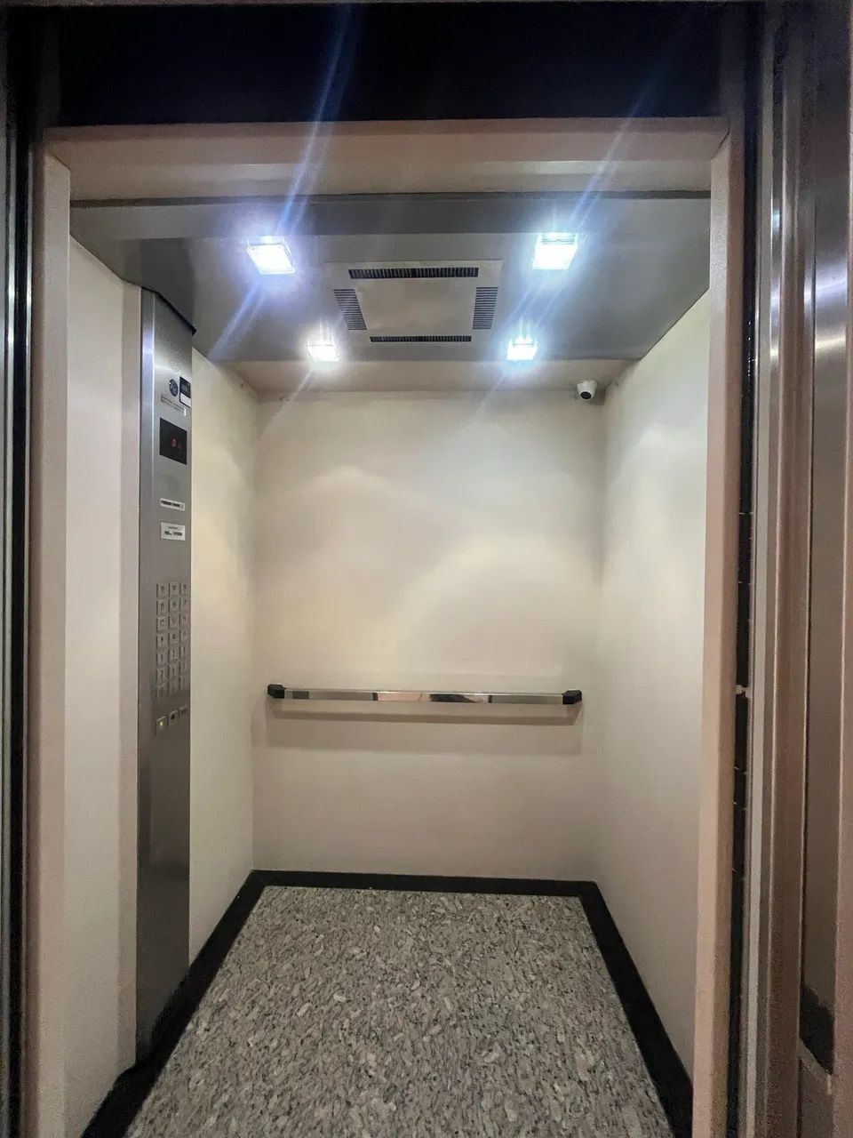 Envelopamentos em elevador 