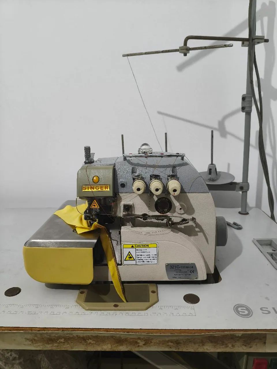 MÁQUINA OVERLOCK SINGER 