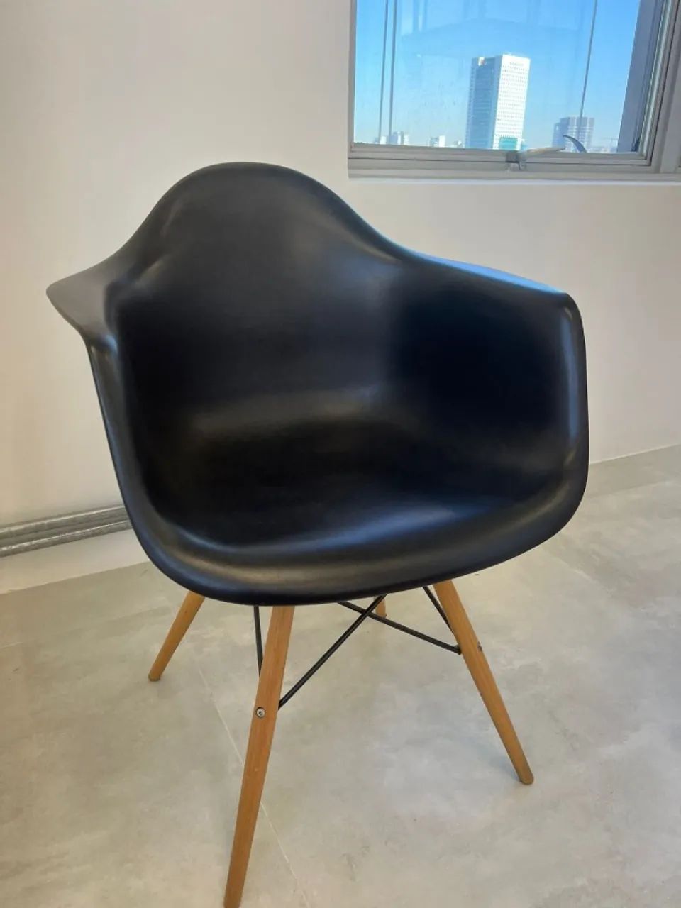 4 uni - Cadeiras com Braço Charles Eames - Valor Original (R$ 676,00) - Foto 4