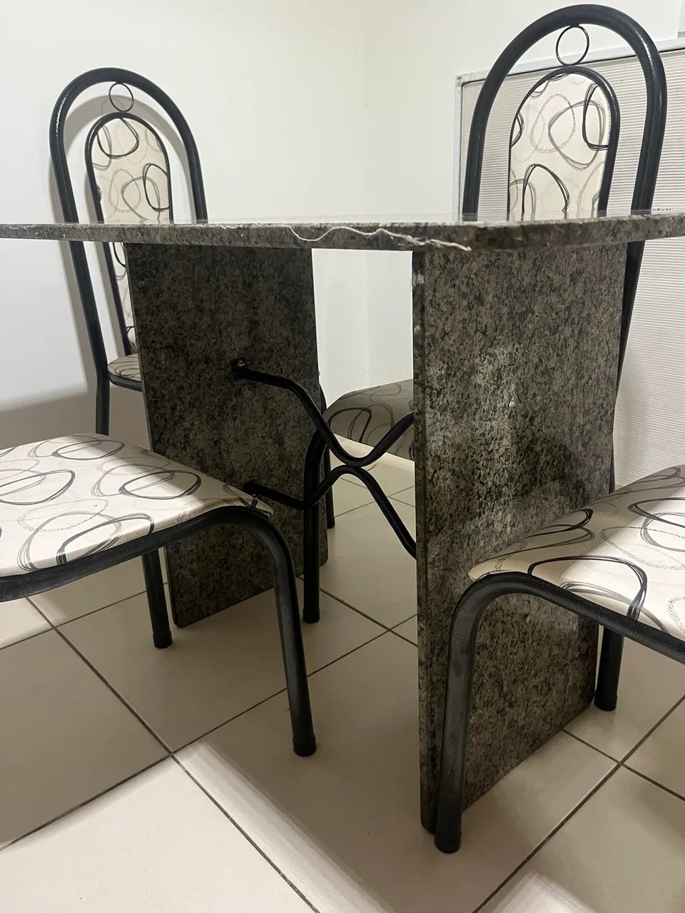 Mesa de Mármore com 4 Cadeiras - 6 Meses de Uso - Foto 4