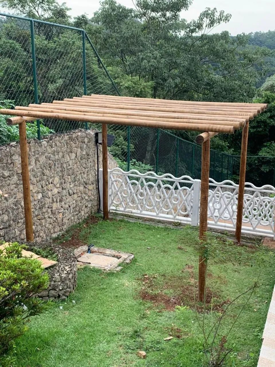 Pergolado de eucalipto tratado roliço 