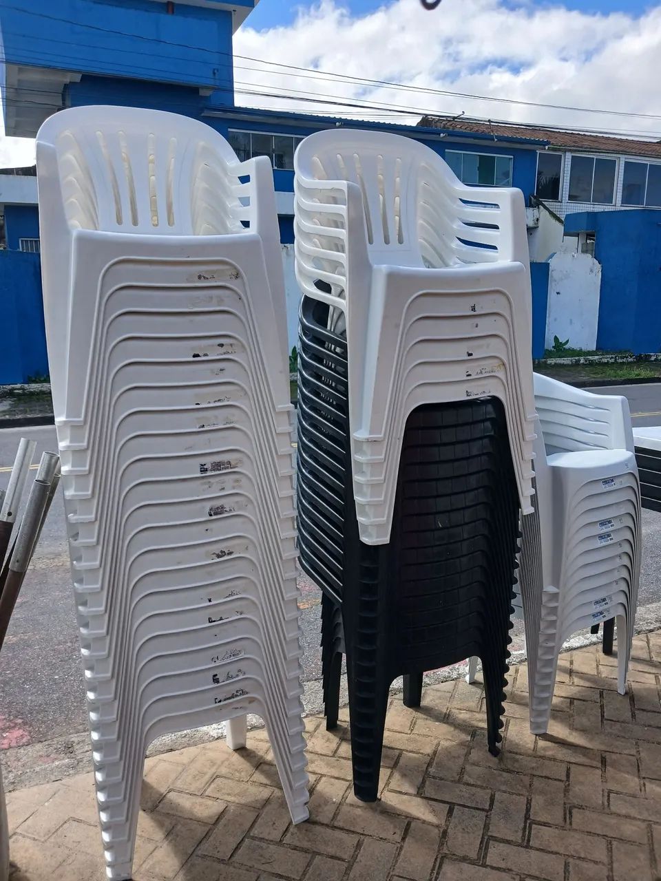 Vendo 16 cadeiras brancas com braços semi nova RS 40,00 cada