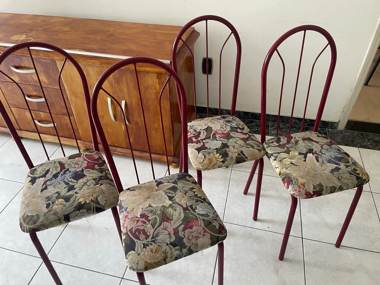 Mesa com tampo de vidro com quatro cadeiras - Foto 4