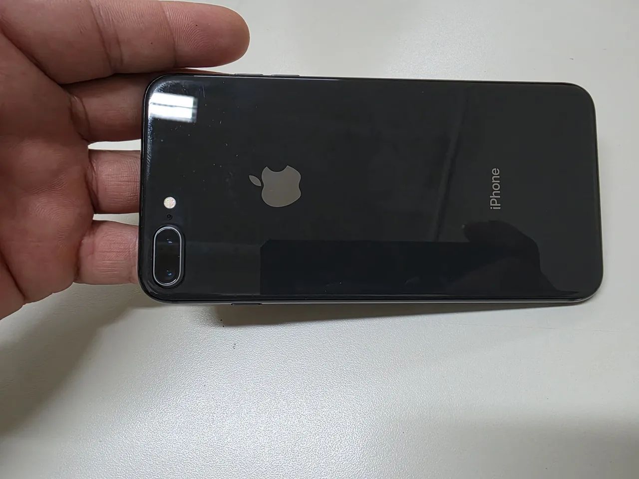 Vendo iphone 8 plus com carregador original.