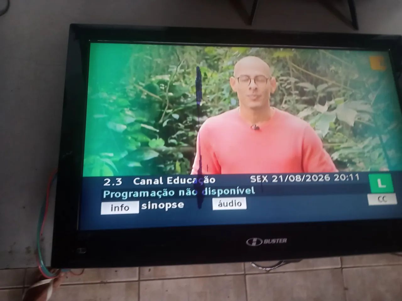 Tv 32 polegadas com mancha na tela restante bom - Foto 3
