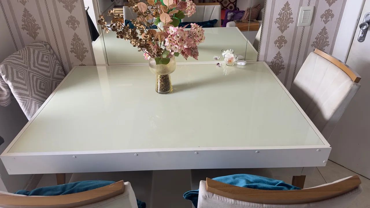 MESA COM TAMPÃO DE VIDRO BRANCO E 4 CADEIRAS  - Foto 2
