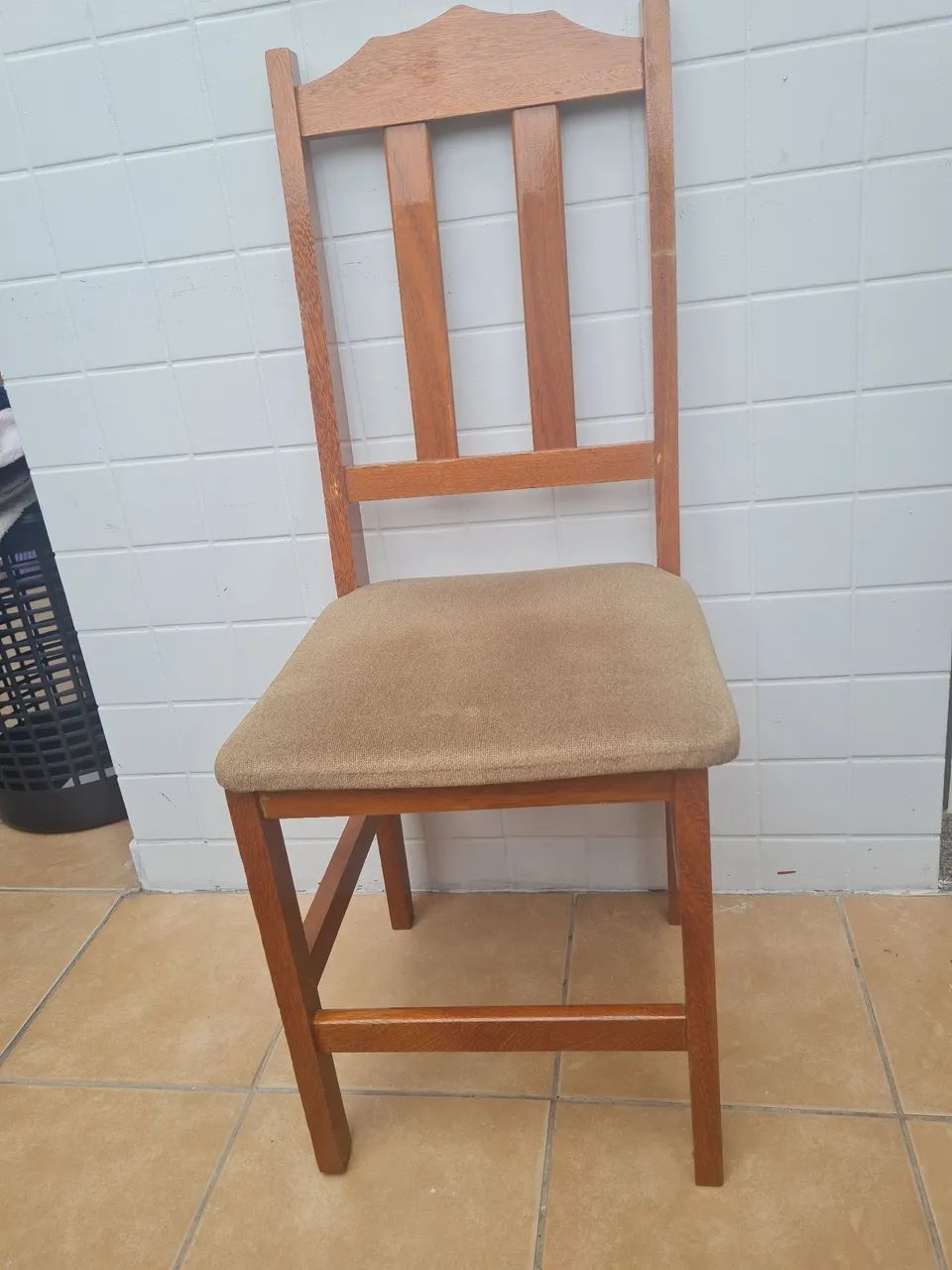 Conjunto com 4 cadeiras de madeira com assento estofado - Foto 4