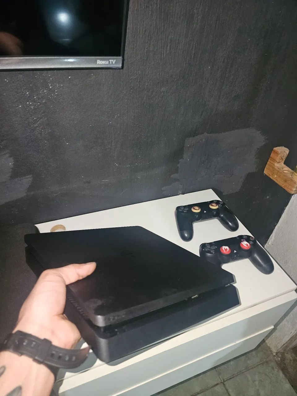 PS4 COM 2 CONTROLES E CASE. - Foto 5