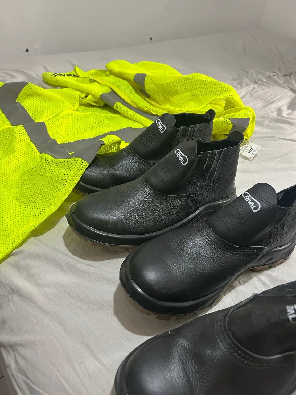 Vendo 2 botas e 2 coletes 