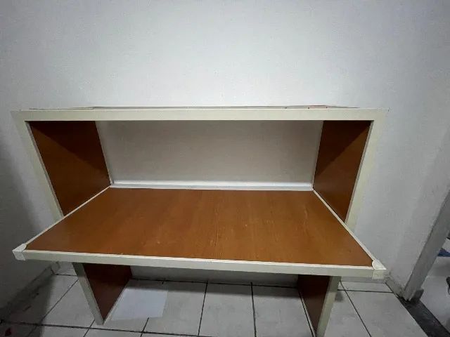 Vendo Escrivaninha usada, espaçosa e resistente.
