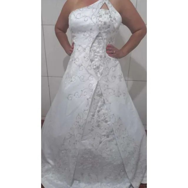 Vestido de noiva com predaria e saia de 2 metro - Foto 3