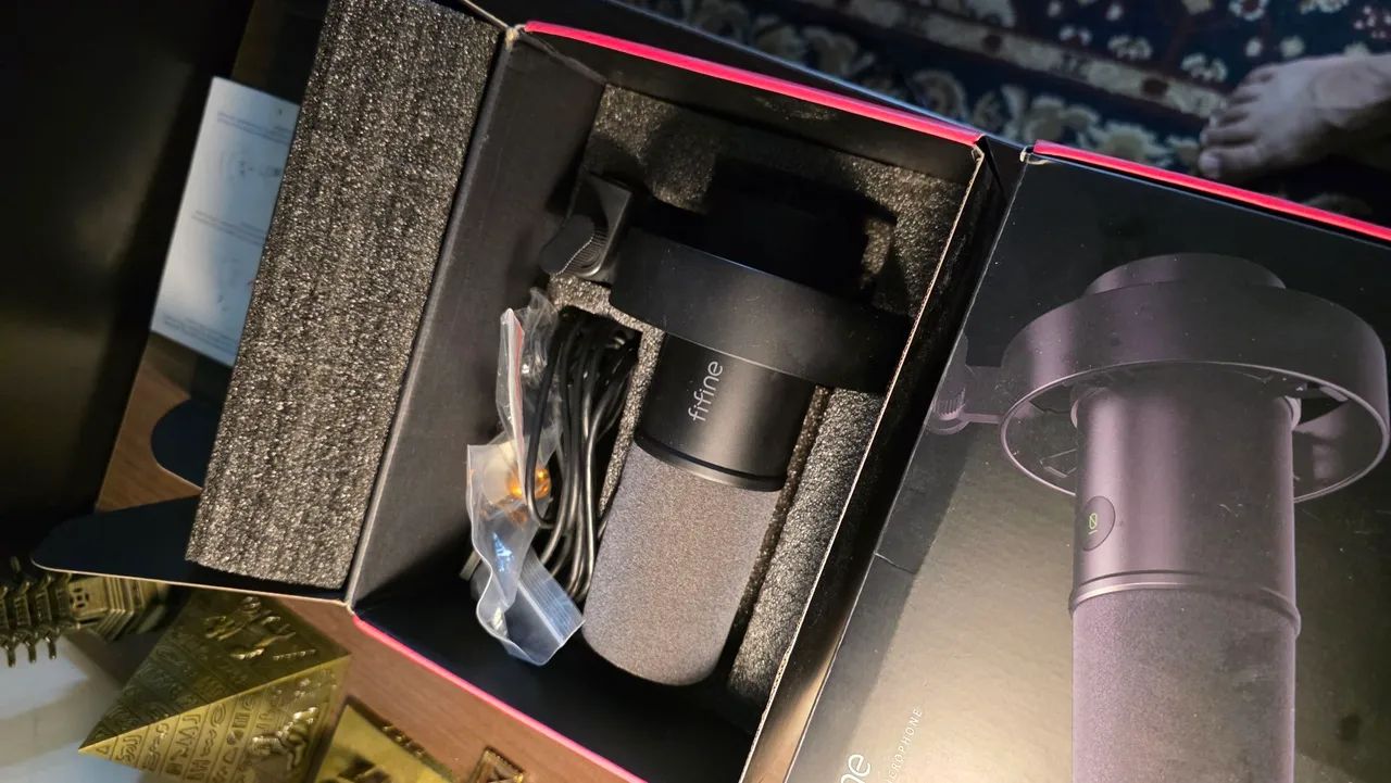 Microfone Dinâmico com USB Fifine K688 na caixa - Foto 2