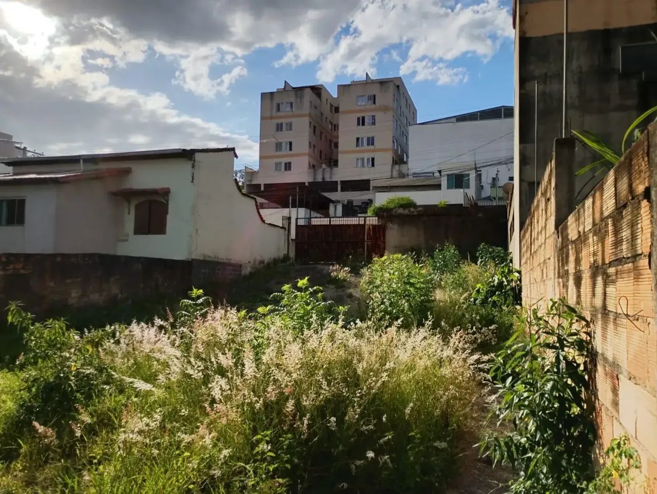 Lote a venda com 360m² próximo da Drogaria Araújo no Bairro Vila Paris, com fácil acesso a - Foto 4