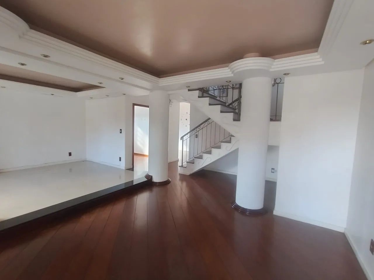 Casa de 5 quartos semi mobiliada no Córrego Grande