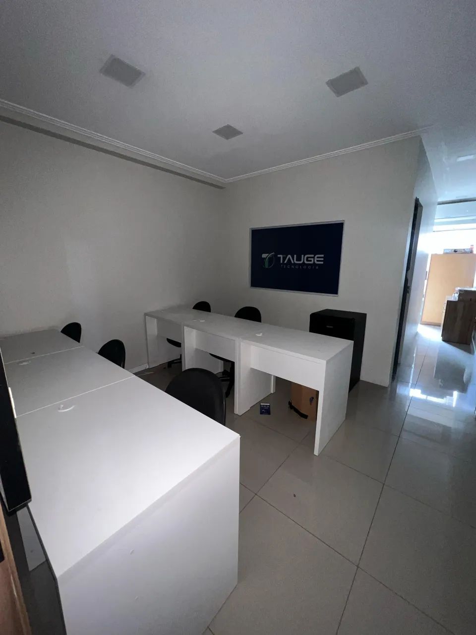 Sala climatizada mobiliada móveis e mesas frigobar 