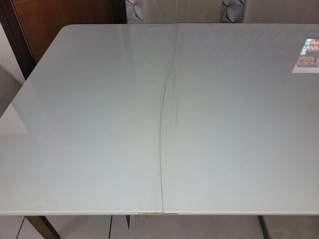 Vendo mesa com tampão de vidro de 6 cadeiras. - Foto 2
