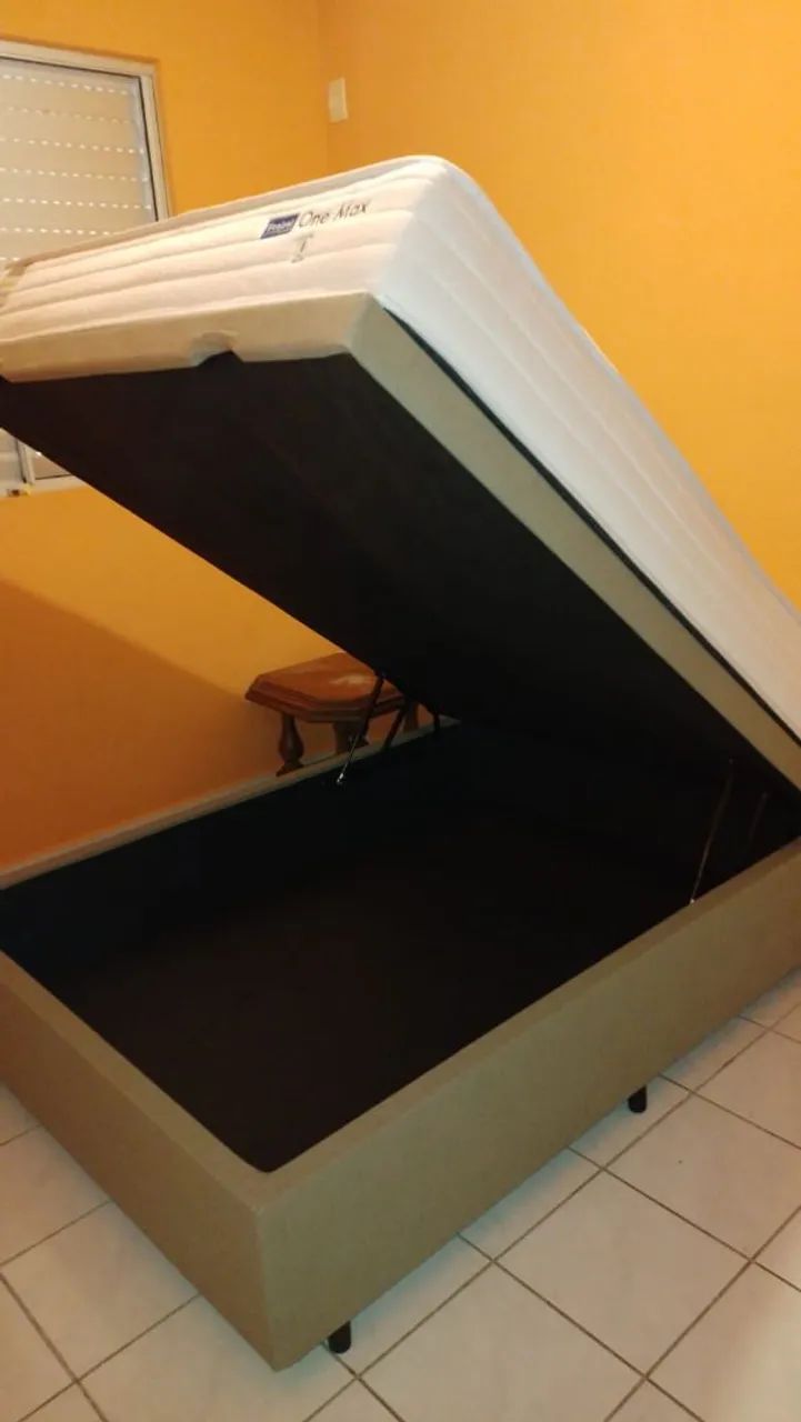 Cama de casal com baú e colchão de molas.  - Foto 2