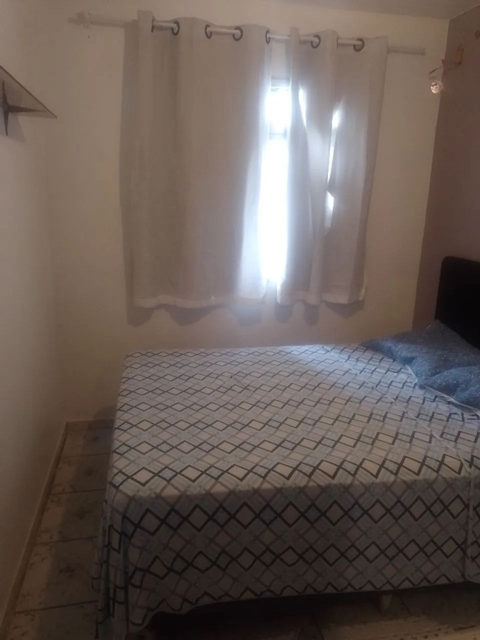 Aluga-se quarto para estudante. 