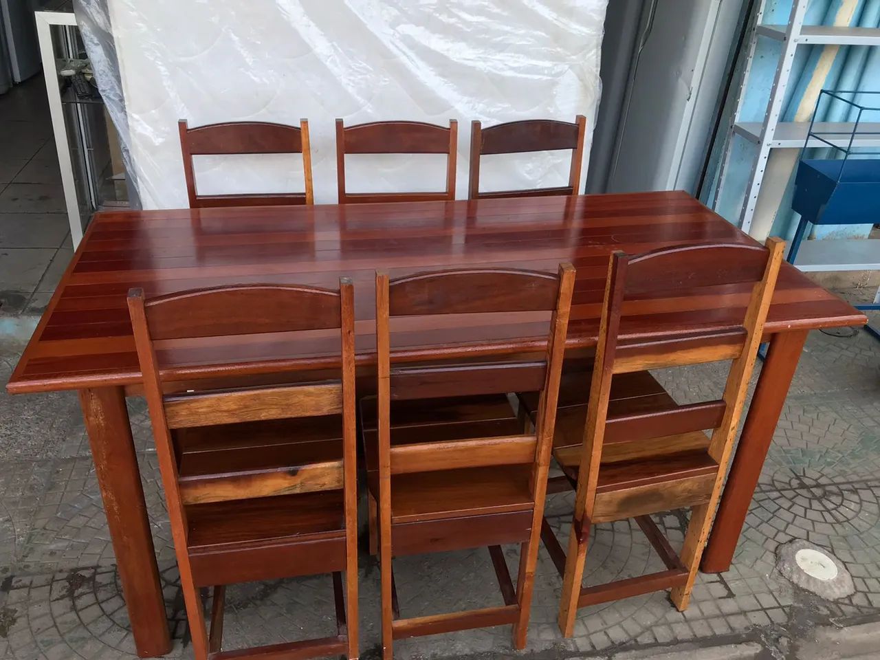 Mesa de madeira com 6 cadeiras 