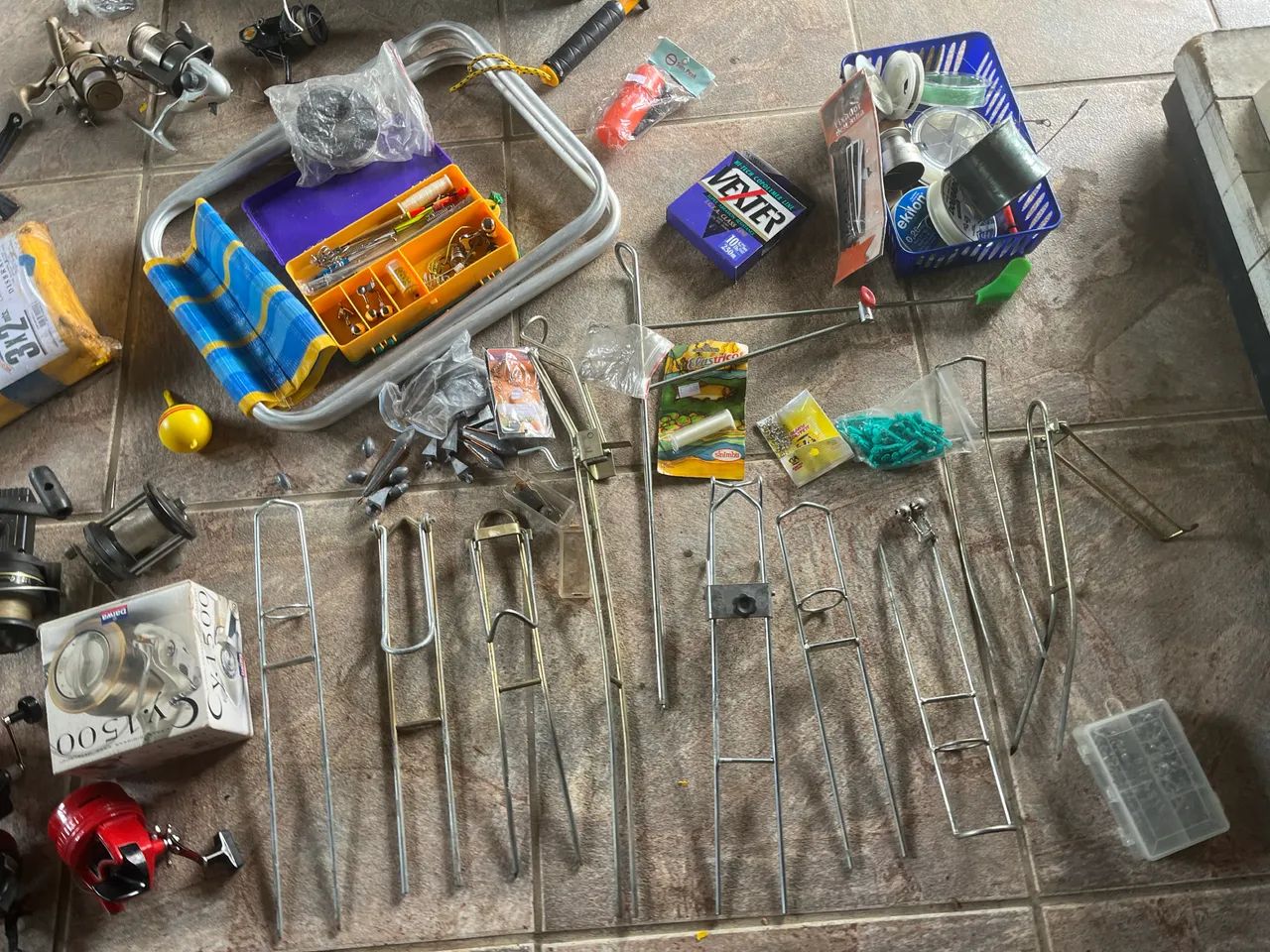 Equipamentos de pesca molinetes varas suporte linha  - Foto 3