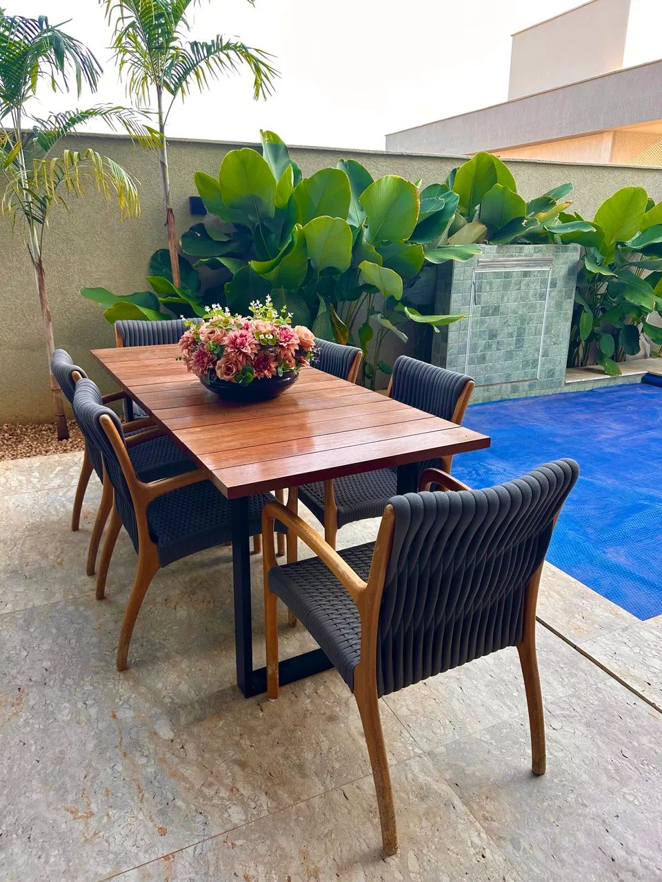 VENDO CONJUNTO DE MESA EM MADEIRA MACIÇA + CADEIRAS