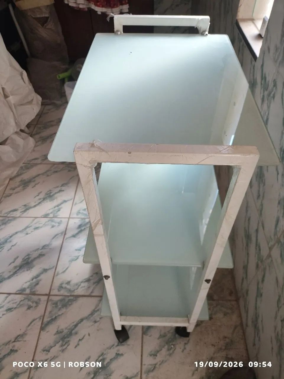 Mesinha de quarto com prateleiras  - Foto 3