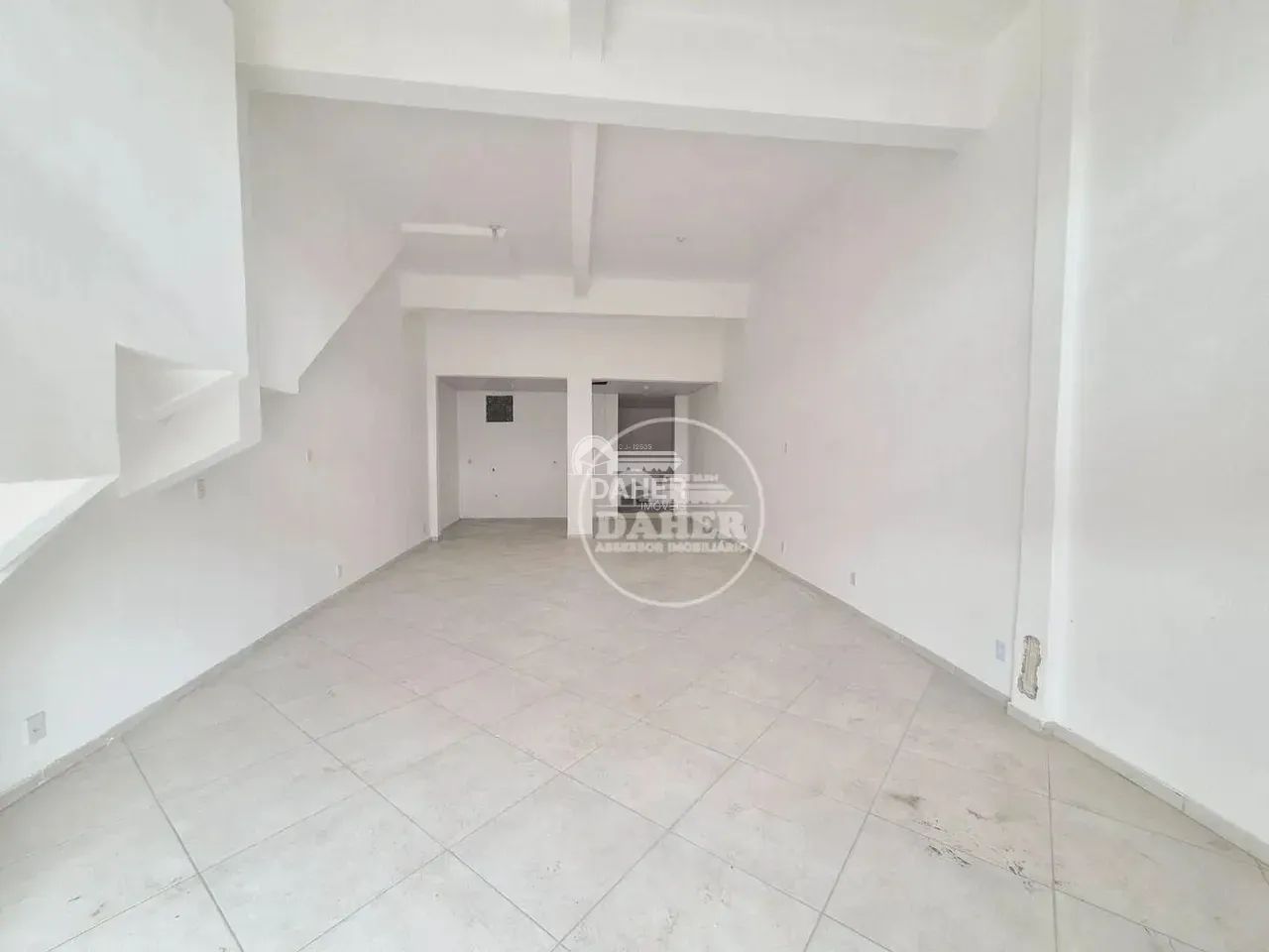 Daher Aluga: Loja com 55m², na Via Principal, em Piedade - CDQ134