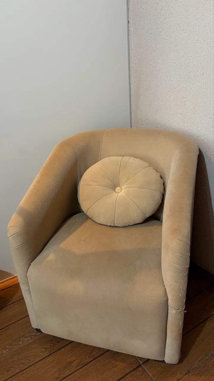 Poltrona com almofada decorativa  - Foto 3