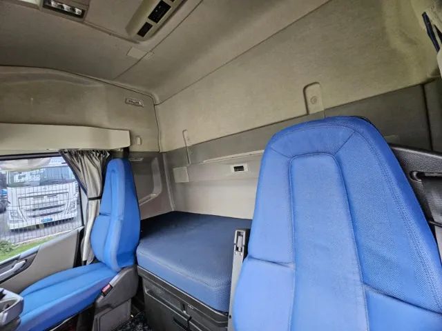 Volvo FH 540 6x4 Bug Leve Globetrotter Ano 24 Mídia Grande Geladeira Mola Freio a tambor - Foto 17