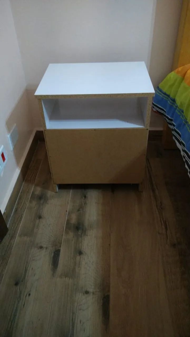 Mesa de cabeceira branca - Foto 3